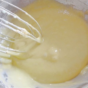 Bánh bông lan trứng muối sốt kem
