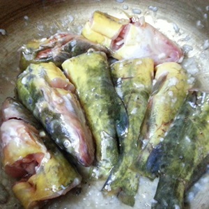 Canh cá bò nấu mẻ