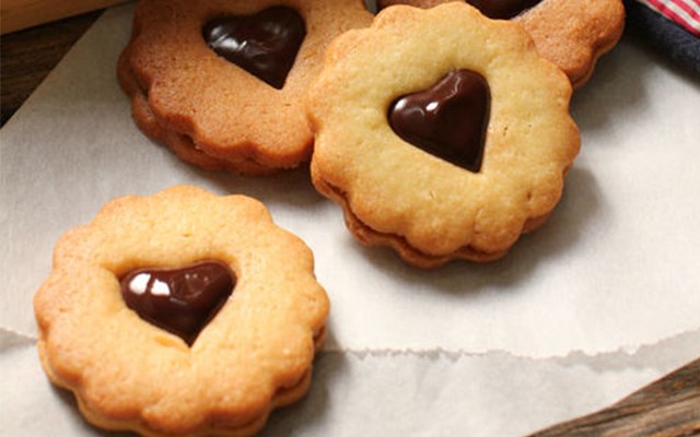 Cách làm bánh quy kẹp chocolate  
