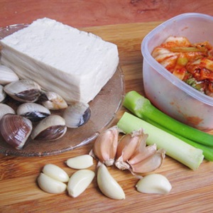 Canh kim chi nấu ngao và đậu