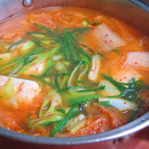 Canh kim chi nấu ngao và đậu