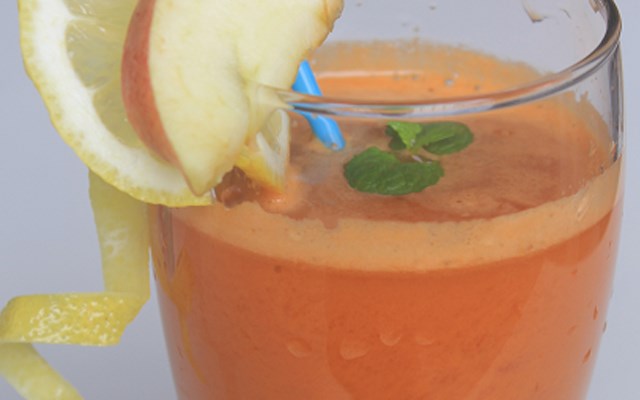 Cách làm nước ép táo và cà rốt  