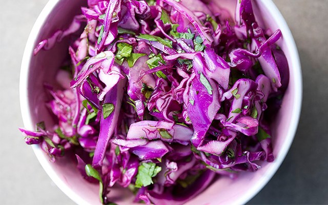 Cách làm salad bắp cải tím  