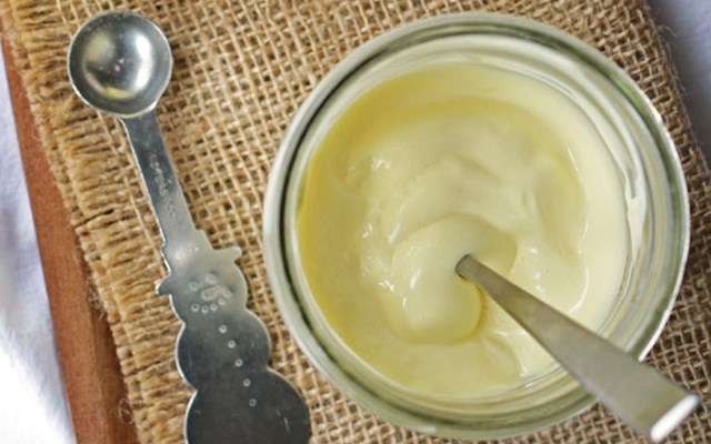 Cách làm sốt mayonnaise sánh mịn  