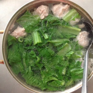 Canh cải xanh nấu chả cá