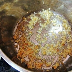 Canh chua cá rô đồng nấu lá giang