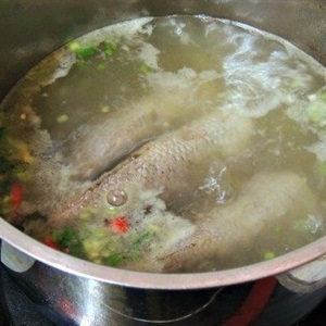 Canh chua cá rô đồng nấu lá giang