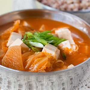 Canh kimchi nấu thịt nạc