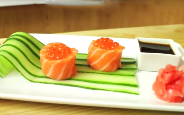 Cách làm sushi cá hồi bọc cơm  