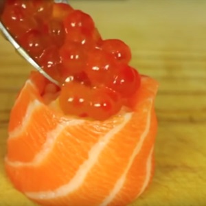 Sushi cá hồi bọc cơm