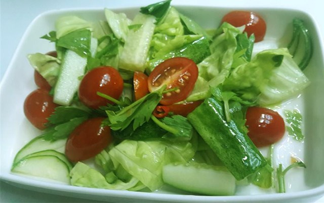 Cách làm salad cà chua bi trộn cay  