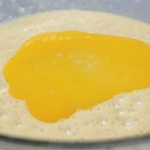 Bánh bông lan trứng muối hấp