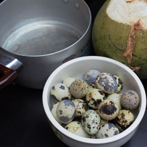 Trứng cút lộn nấu nước dừa