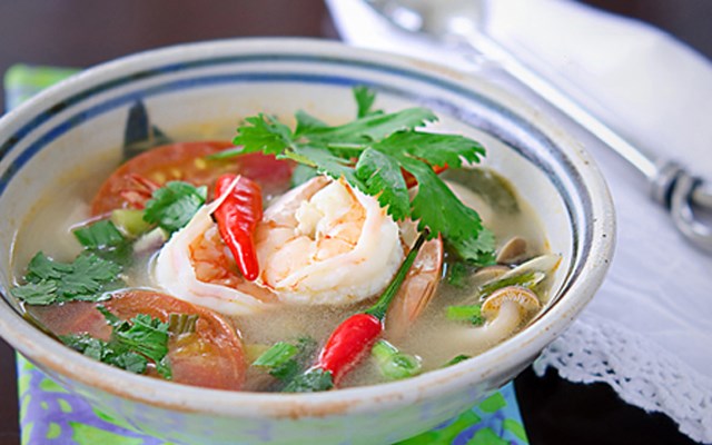 Cách nấu canh Tom Yum Goong kiểu Thái  