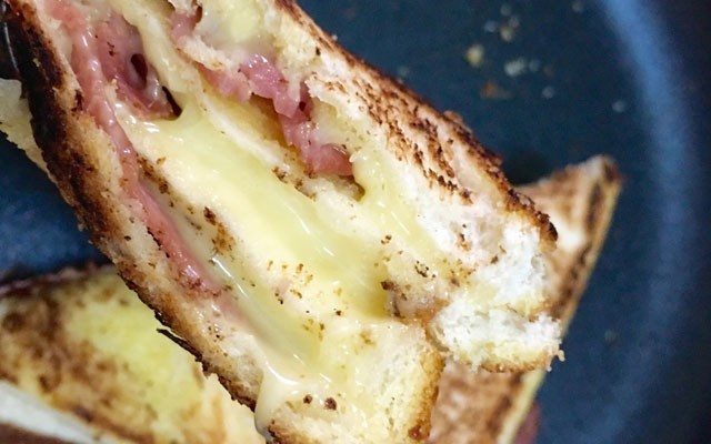Cách làm sandwich cheese và bacon  