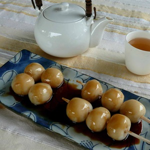 Bánh Mitarashi Dango nướng của Nhật