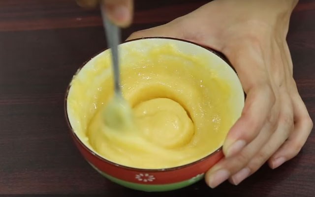 Cách làm sốt dầu trứng bằng tay  