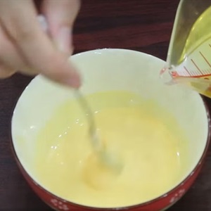 Sốt dầu trứng làm bằng tay