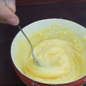 Sốt dầu trứng làm bằng tay