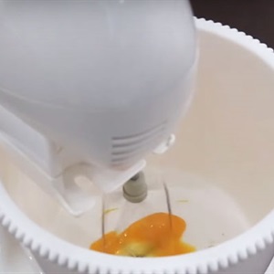 Sốt dầu trứng làm bằng máy