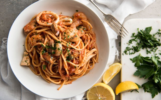 Cách làm spaghetti sốt tôm mực  
