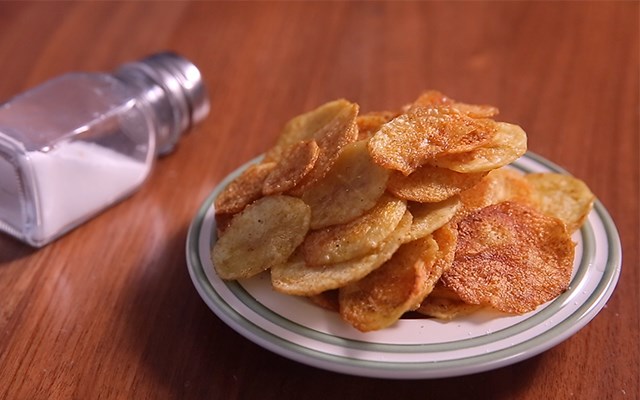 Cách làm snack khoai tây bằng lò vi sóng  