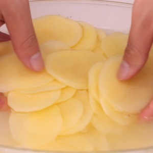 Snack khoai tây bằng lò vi sóng